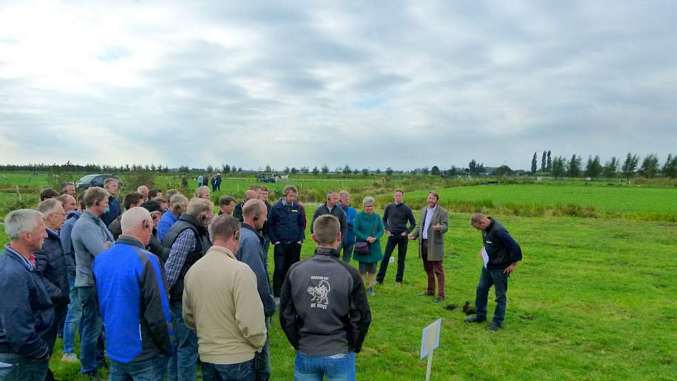 De Leeuw belicht eerst de mogelijkheden. Hij vertelt dat er drie hoofdrichtingen zijn. Of de mest één op twee verdunnen met water, of veelweiden met minimaal 2.400 uur per jaar, of eiwitarm voeren. Migchels vult aan dat verdunnen een aanzienlijke reductie