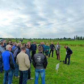 De Leeuw belicht eerst de mogelijkheden. Hij vertelt dat er drie hoofdrichtingen zijn. Of de mest één op twee verdunnen met water, of veelweiden met minimaal 2.400 uur per jaar, of eiwitarm voeren. Migchels vult aan dat verdunnen een aanzienlijke reductie