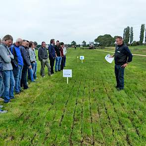 Een serieuze optie lijkt het verdunnen van de mest met water. Mits geborgd, mag dit met de sleepvoet. De adviseur van PPP-Agro vindt dit een mooie manier van bemesten omdat, naast een goede benutting, de kans ook veel kleiner is dat mest met het gras omho