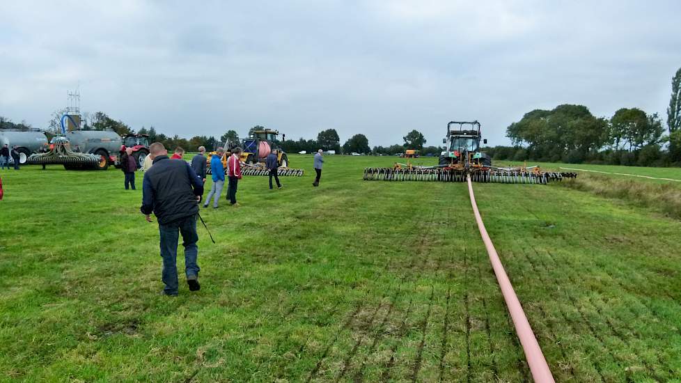 Een sleepslangcombinatie met sleepvoetbemester trekt een baantje verdunde mest. Op het oog is het verschil niet zichtbaar. Maar De Leeuw voelt het gras tussen de spoortjes. „Het is kletsnat. Bij verdunnen vloeit de mest makkelijk uit. De mestspoortjes mog