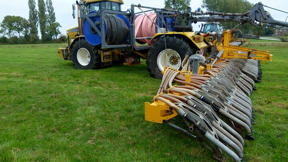 De zelfrijder wordt niet gedemonstreerd, maar De Leeuw vertelt dat deze er staat vanwege de betere gewichtsverdeling van de machine. „Ondanks het hogere gewicht dan een doorsnee trekker, richt deze combinatie minder snel schade aan dan een trekker met sle