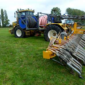 De zelfrijder wordt niet gedemonstreerd, maar De Leeuw vertelt dat deze er staat vanwege de betere gewichtsverdeling van de machine. „Ondanks het hogere gewicht dan een doorsnee trekker, richt deze combinatie minder snel schade aan dan een trekker met sle