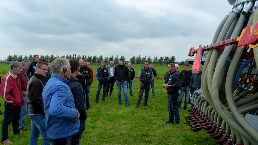 Mest moet in een gesloten circuit in de grond, zo wil de overheid. Dit betekent het liefst met de zodebemester. Dan brandt de discussie los. „Ik heb het wel eens geprobeerd, maar je snijdt de zode open en de scheuren worden naar verloop van tijd groter”,