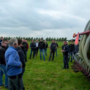 Mest moet in een gesloten circuit in de grond, zo wil de overheid. Dit betekent het liefst met de zodebemester. Dan brandt de discussie los. „Ik heb het wel eens geprobeerd, maar je snijdt de zode open en de scheuren worden naar verloop van tijd groter”,