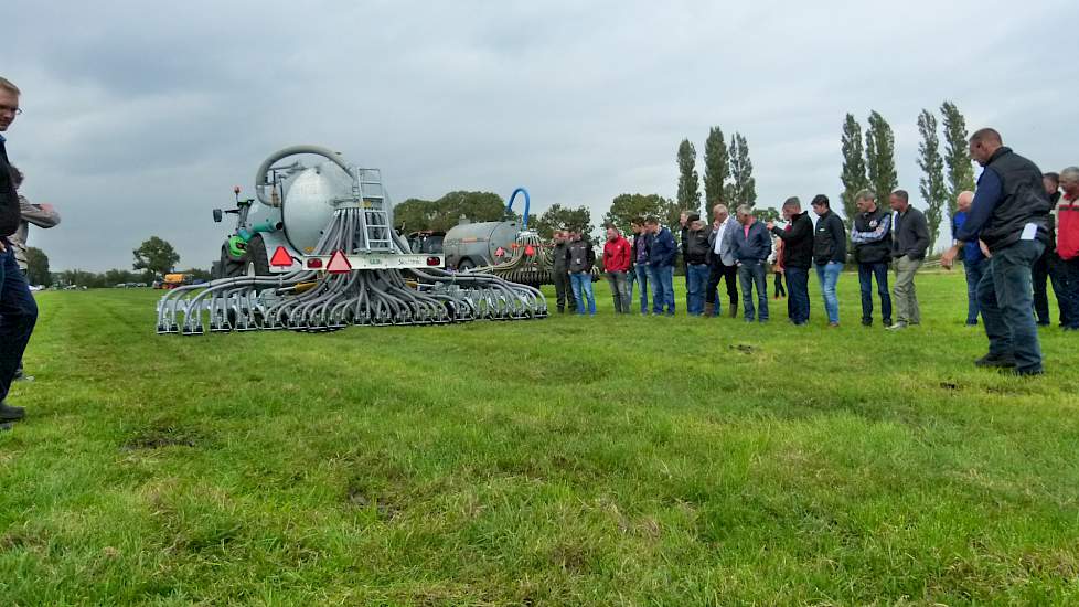 De overige machines betreffen twee standaard zodebemesters van verschillende merken. „Bij zodebemesten is het belangrijk dat alle mest in de sleuf komt. Anders kom je alsnog in de problemen als ze komen controleren”, aldus De Leeuw.