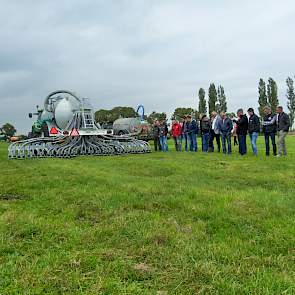 De overige machines betreffen twee standaard zodebemesters van verschillende merken. „Bij zodebemesten is het belangrijk dat alle mest in de sleuf komt. Anders kom je alsnog in de problemen als ze komen controleren”, aldus De Leeuw.