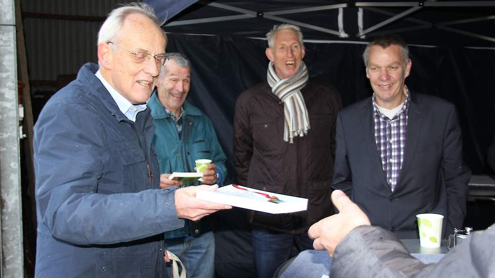 Het waterschap hamert erop dat het van groot belang is de boeren actief bij het probleem van de bodemdaling te betrekken. Intussen deelt aan het eind van zijn bezoek Pieter Winsemius boeken van eigen hand uit over de link tussen Cruijff, goed leiderschap