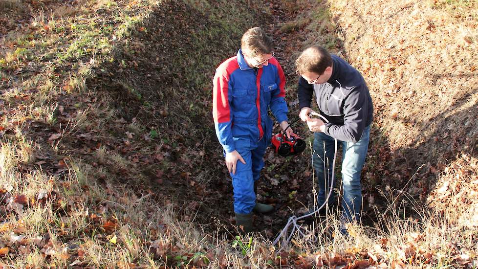 Daniel Nieuwenhuis van het waterschap plaatst samen met melkveehouder René Hobelman in Varssel de eerste bal. De melkveehouder is blij dat hij tenminste iets kan doen. „Alle beetjes helpen. Met zo’n bal aan de rand van waar mijn eigendom ophoudt, kan het