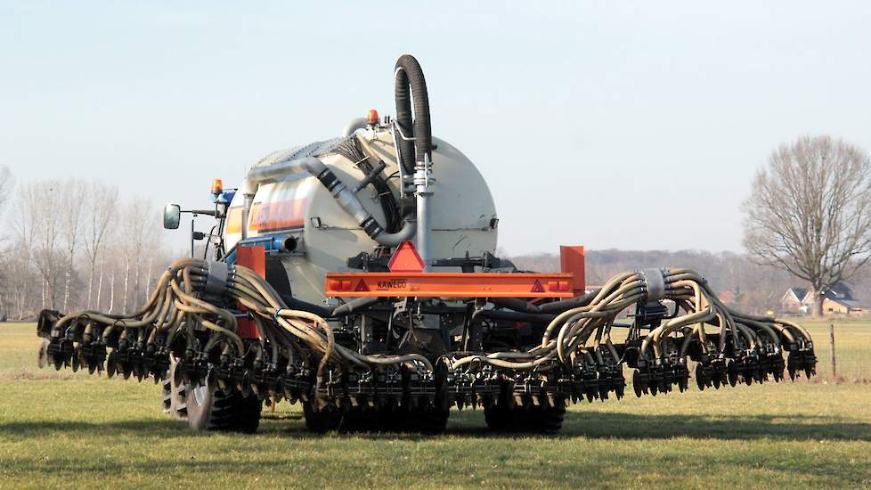 De zodenbemester beslaat een breedte van 8.7 meter. Weustenenk injecteert tussen Ruurlo, Zelhem en Hengelo verschillende percelen grasland die Groot Roessink in gebruik heeft.