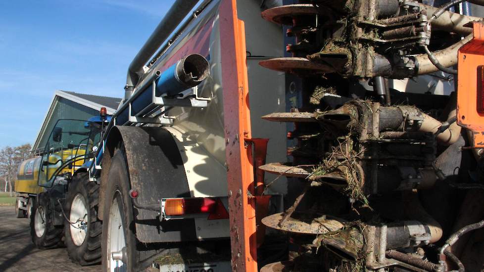 Het bemesten van de percelen doet Bosch dus in één werkgang. Volgens Groot Roessink had hij met gewone korrelkunstmest niet al zijn gras bemest zo vroeg in het seizoen. “Want dat was - bij nog meer droge dagen na nu - gewoon blijven liggen.“ Nu weet Groet