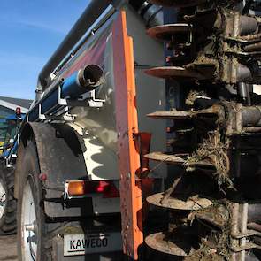 Het bemesten van de percelen doet Bosch dus in één werkgang. Volgens Groot Roessink had hij met gewone korrelkunstmest niet al zijn gras bemest zo vroeg in het seizoen. “Want dat was - bij nog meer droge dagen na nu - gewoon blijven liggen.“ Nu weet Groet