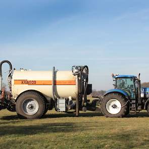 De fronttank heeft een inhoud van 800 liter. Door middel van een doseercomputer regelt Bosch de gift onafhankelijk van de meststroom. Er kunnen verschillende soorten vloeibare kunstmest in.