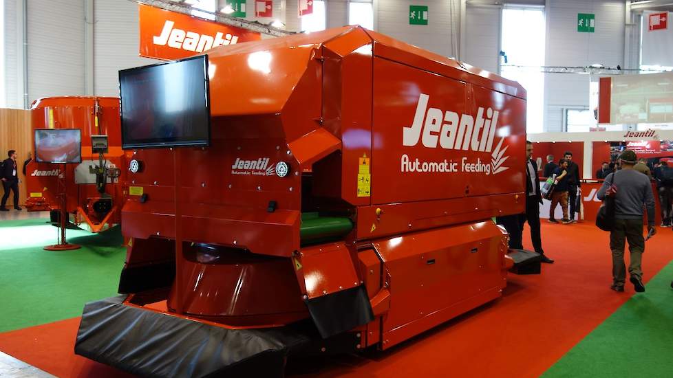 Jeantil presenteerde op de Sima voor het eerst een autonome voermengwagen.