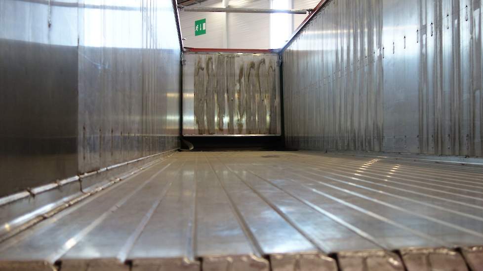 Deze transportwagen is uitgerust met een 'walking floor', die de lading naar achteren schuift. In de landbouw wordt dit systeem nog niet veel toegepast, maar het kan een uitkomst zijn voor situaties waar je niet kunt kiepen.