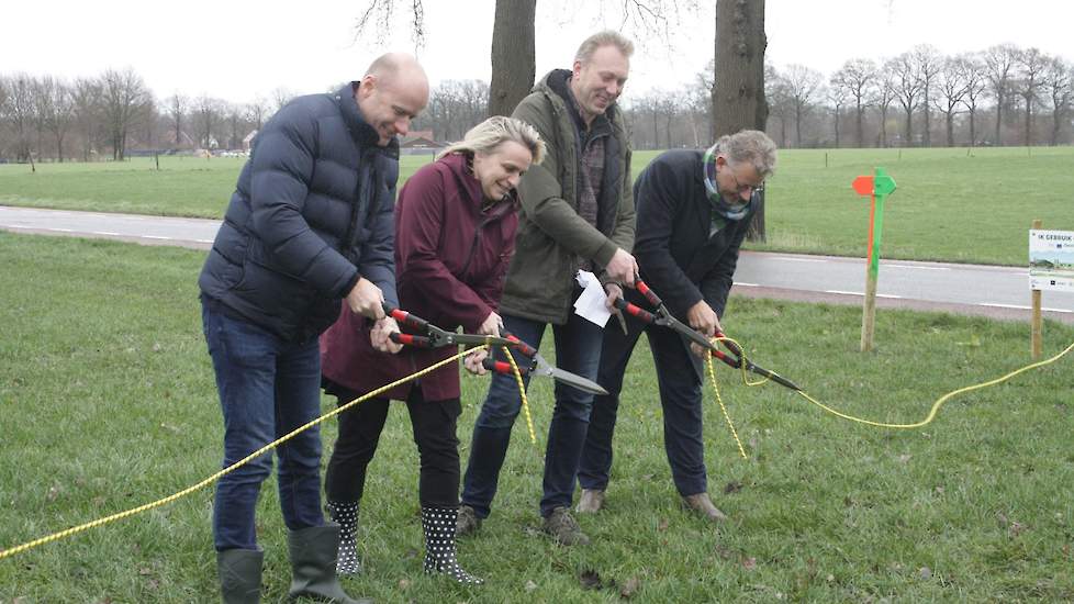 Directeur-generaal Marjolein Sonnema van het ministerie van LNV, gedeputeerde Peter Drenth, directeur Stijn Steendijk van ForFarmers en Arjan Prinsen van Groot Zevert Vergisting knippen het touw door waarmee de bemester nog vast zit.