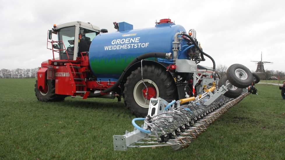 De speciale Groene Weide Meststof is veel geconcentreerder dan drijfmest, waardoor een andere manier van injecteren nodig is. Er is gebruik gemaakt van de techniek van een veldspuit.