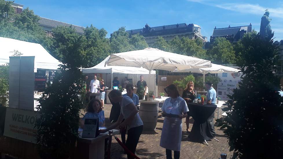 De vegalobby hield buiten op het Plein, voor de Tweede Kamer, haar eigen barbecue. Kamerleden werden ook daar voor uitgenodigd.