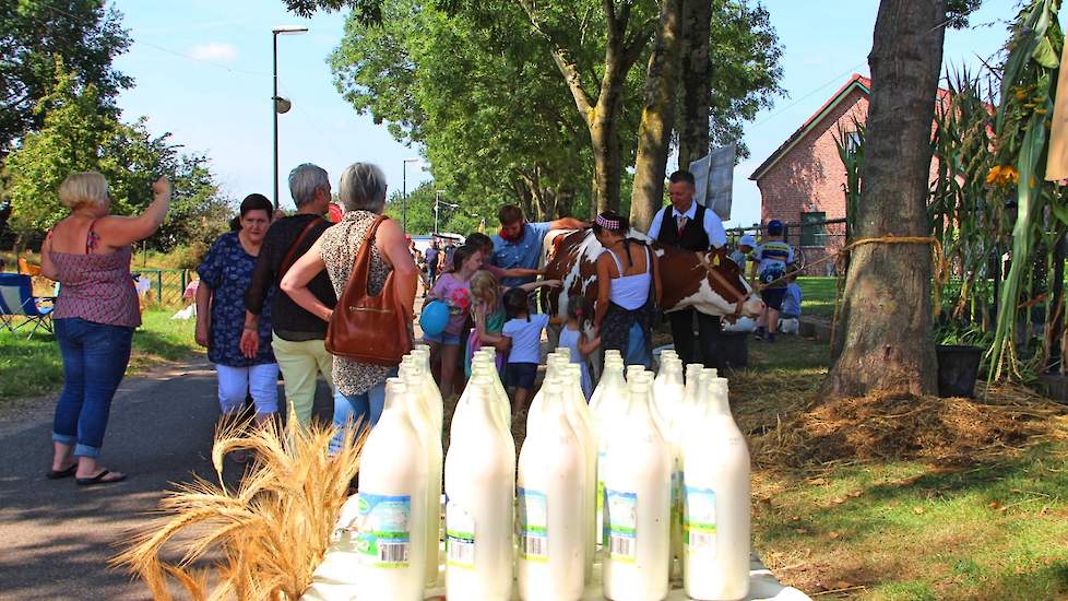 De melkflessen tonen de gemiddelde dagproductie. Dit zorgt ook voor veel gesprekstof. Silvain Kusters: „Ja we krijgen veel reacties. Ik ervaar dat consumenten na zo’n gesprek anders tegen een glas melk aankijken. We kregen allemaal positieve reacties over