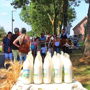 De melkflessen tonen de gemiddelde dagproductie. Dit zorgt ook voor veel gesprekstof. Silvain Kusters: „Ja we krijgen veel reacties. Ik ervaar dat consumenten na zo’n gesprek anders tegen een glas melk aankijken. We kregen allemaal positieve reacties over