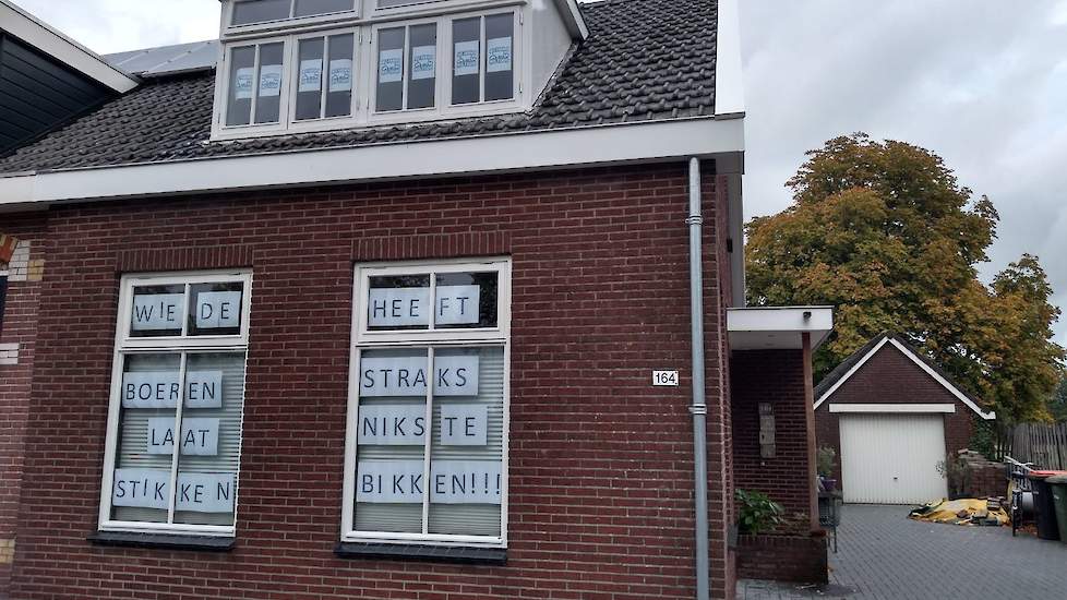 'Wie de boeren laat stikken, heeft straks niks te bikken', prijkt er in het Overijsselse Nieuwleusen.