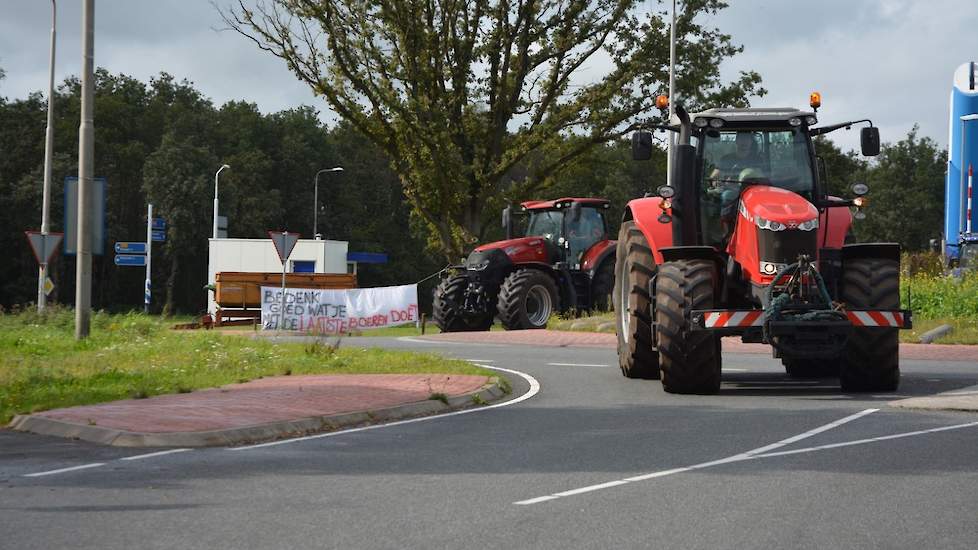 Langs het spandoek 'Bedenk goed wat je met de laatste boeren doet' dat melkveehouder André Tabak en zijn vrouw Miranda vanmorgen bij de rotonde bij de Pijlerbrug hebben geplaatst.