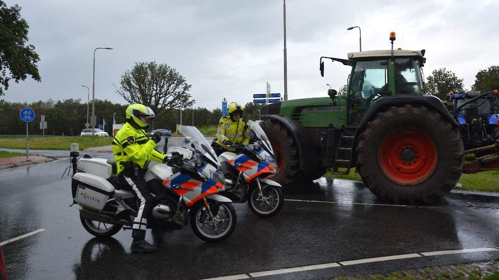 De komst van twee motoragenten vormt het startschot voor de wegblokkade.