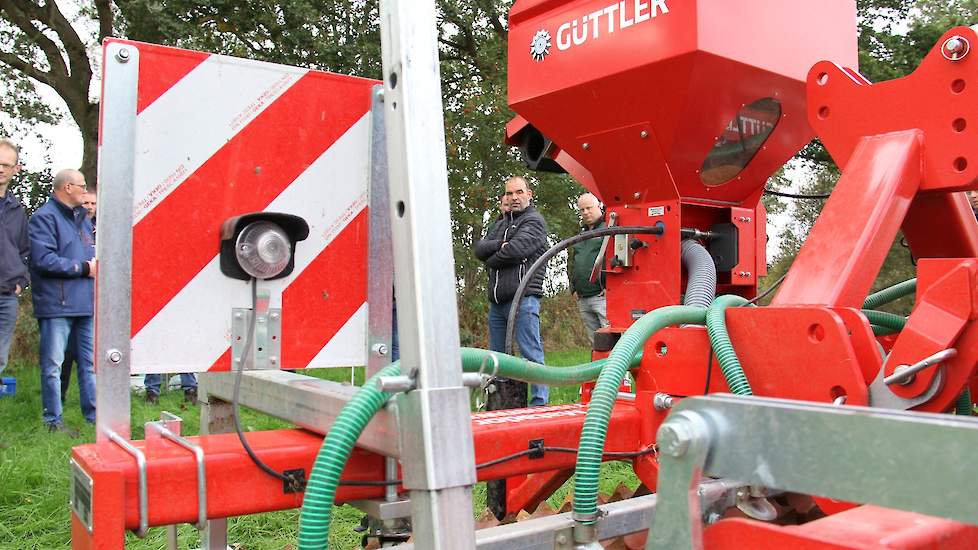 Gerko Brink (midden foto) van Boermarke (een samenwerking van twaalf boeren op onder andere het gebied van natuurinclusieve landbouw), heeft een collega bereid gevonden om op een van zijn percelen 'doorzaaien' met deze machinecombinatie uit te proberen.