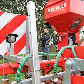 Gerko Brink (midden foto) van Boermarke (een samenwerking van twaalf boeren op onder andere het gebied van natuurinclusieve landbouw), heeft een collega bereid gevonden om op een van zijn percelen 'doorzaaien' met deze machinecombinatie uit te proberen.