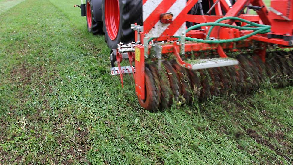 Arjan Suurd van Roeters landbouwmechanisatie trok de machinecombinatie met een Fendt 211 met 115 pk. Het belangrijkste bij het afstellen is volgens Koen Dieker van Guttler, dat je weet wat je gaat doen; wat moet er precies uit en hoe hard wil je rijden? B