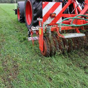 Arjan Suurd van Roeters landbouwmechanisatie trok de machinecombinatie met een Fendt 211 met 115 pk. Het belangrijkste bij het afstellen is volgens Koen Dieker van Guttler, dat je weet wat je gaat doen; wat moet er precies uit en hoe hard wil je rijden? B