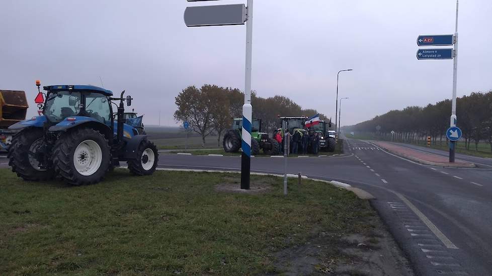 Ook in Flevoland voeren boeren actie. Vijf melkveehouders hebben zich verzameld bij de oprit van de A27 (Almere, Vogelweg).