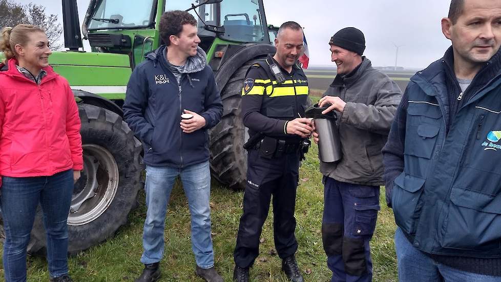 Volgens de aanwezige boeren zijn de reacties op hun actie positief. Zo wordt er regelmatig een duim opgestoken en wordt er getoeterd. De politie wordt van koffie voorzien door de boeren.