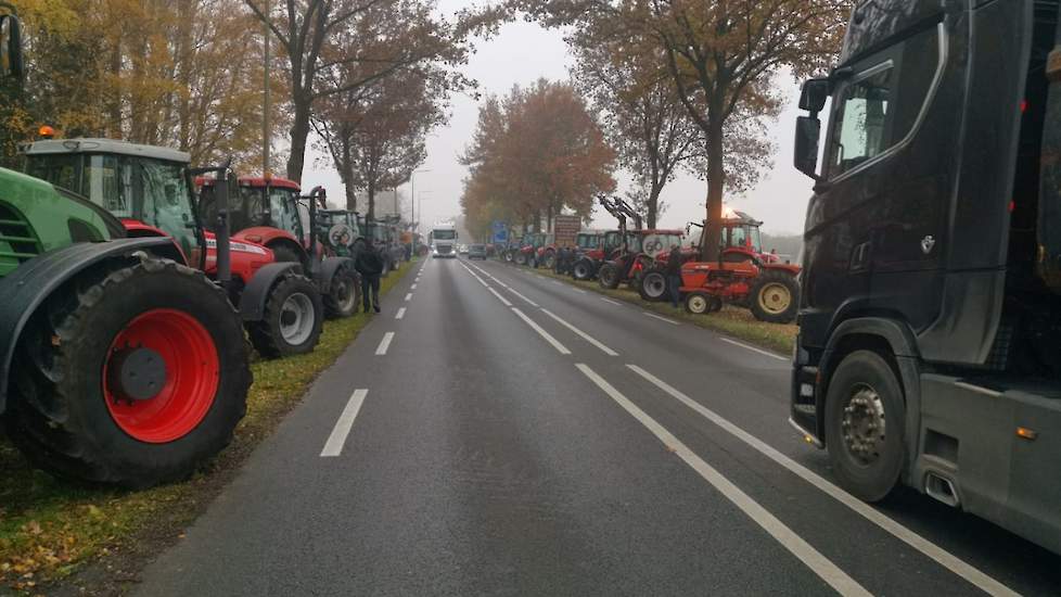 Bij Denekamp (OV) bij de Duitse grens laten boeren ook van zich horen.