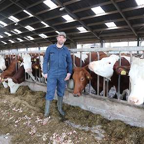 Om niet afhankelijk te zijn van de loonwerker, om maximale groei te benutten en om de bewaring verliezen zoveel mogelijk te beperken, rooit Pieter zelf zijn bieten. De laatste bieten zijn pas op 21 januari gerooid. ‘Ze kunnen nergens beter staan dan in de