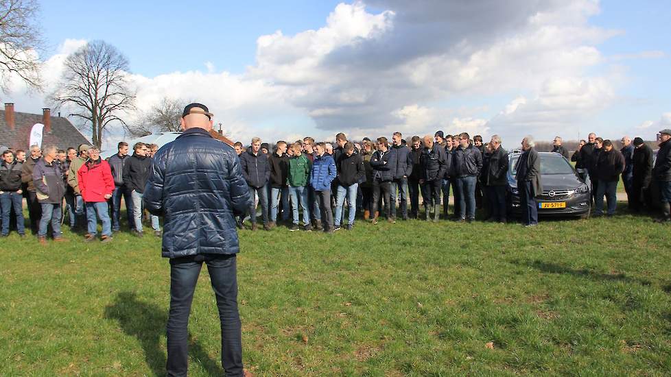 In drie groepen hoorden de toegestroomde bezoekers over de voors- en tegens van vanggewassen, het gebruik van glyfosaat en het machinaal onderwerken van de vanggewassen.