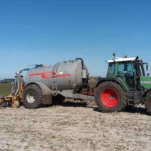 Op 6 april rijdt deze deelnemer uit Hindeloopen (Friesland) rundveedrijfmest op zijn perceel lichte zavelgrond, waar hij het maisras LG 31.205 gaat telen.