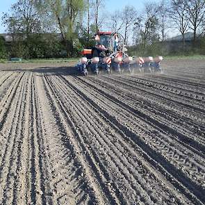 De eerste deelnemer die zaaide, 14 april in het Zeeuwse Kapelle op kleigrond, het zeer vroege ras LG 31.205.