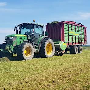 Op 8 mei gaat het gras in de kuil, naar schatting zo'n 3500 kg ds per hectare