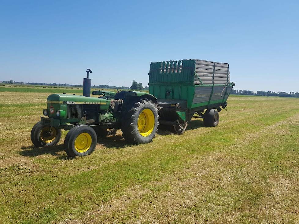 De combinatie waarmee het allemaal begon. De opraapwagen ging compleet opgebruikt weg, de trekker doet nog prima dienst voor de blokkendoseerwagen