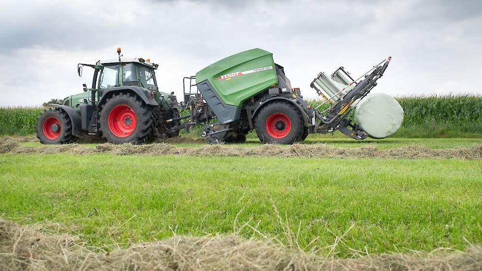 Landbouwmechanisatiebedrijf Niemeijer leverde de pers. Ook de vorige Lely pers kwam van dit bedrijf. Lely stopte met de hooibouw en ging op in het merk Fendt.