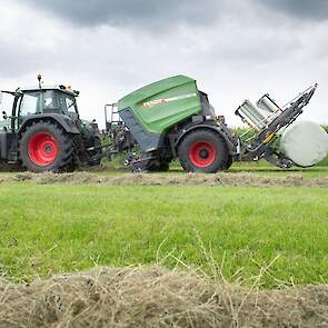 Landbouwmechanisatiebedrijf Niemeijer leverde de pers. Ook de vorige Lely pers kwam van dit bedrijf. Lely stopte met de hooibouw en ging op in het merk Fendt.