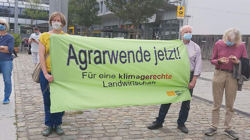 Op het stationsplein hadden zich twee tot driehonderd demonstranten verzameld