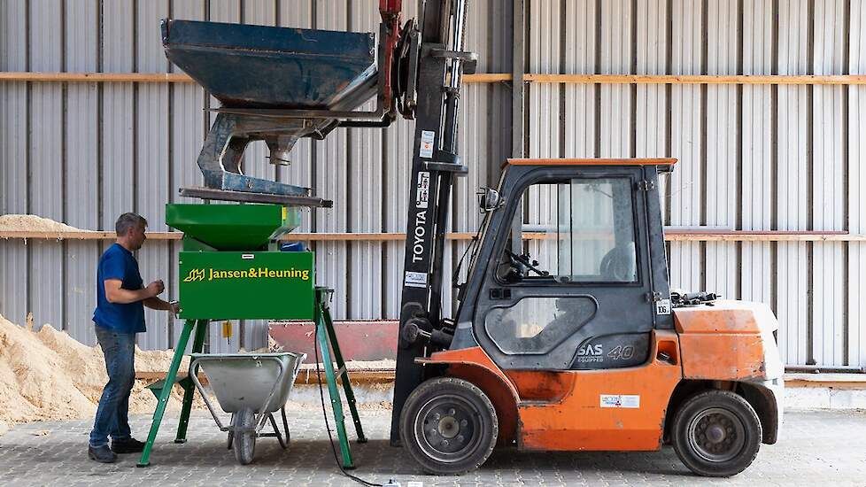 Net als zijn tarwe, gaan de bonen voor het voeren door de pletter