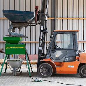 Net als zijn tarwe, gaan de bonen voor het voeren door de pletter