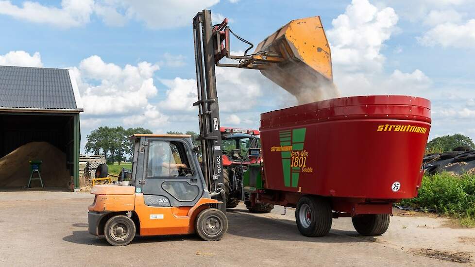 Dagelijks gaat er 1,5 à 2 kg bonenmeel per koe mee de voermengwagen in