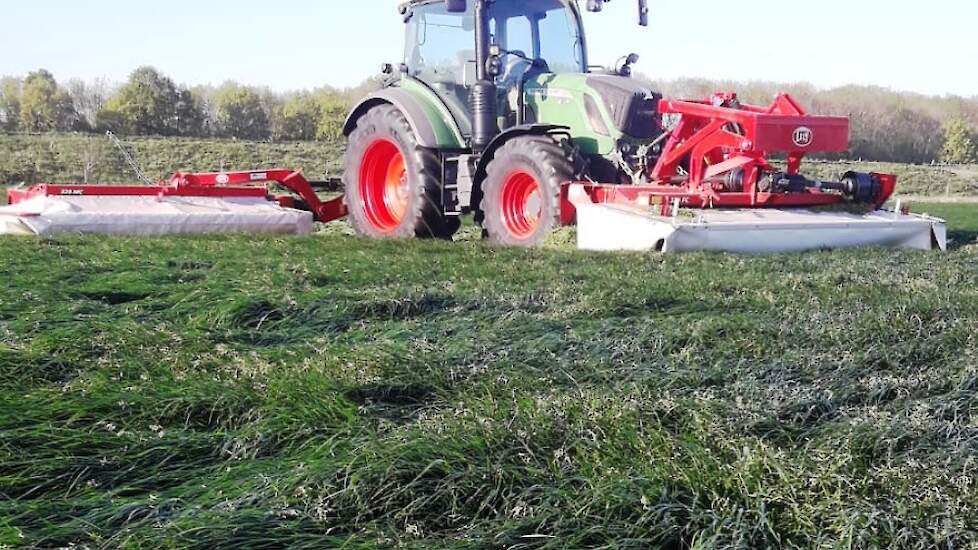 Al op 22 april maaide Ruben zijn eerste snede, een mooi pak gras van 24-30 cm. hoogte. Het gras droogde erg hard en kon de volgende dag in de rug.