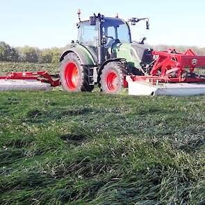 Al op 22 april maaide Ruben zijn eerste snede, een mooi pak gras van 24-30 cm. hoogte. Het gras droogde erg hard en kon de volgende dag in de rug.