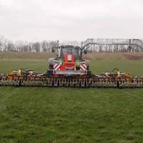 Op 20 februari liet Ruben de loonwerker 27 m3 drijfmest rijden met 7 m3 water, waar een week later regen op gevallen is. ‘Vroeg bemesten zodra de grond het toelaat, om het bodemleven en gras op gang te brengen.’