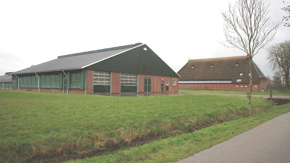 De nieuwe stal is deels over de oude stal heen gebouwd.