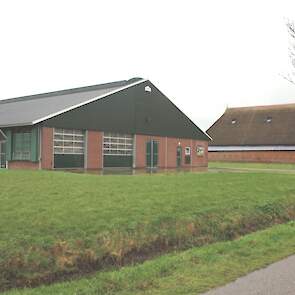 De nieuwe stal is deels over de oude stal heen gebouwd.